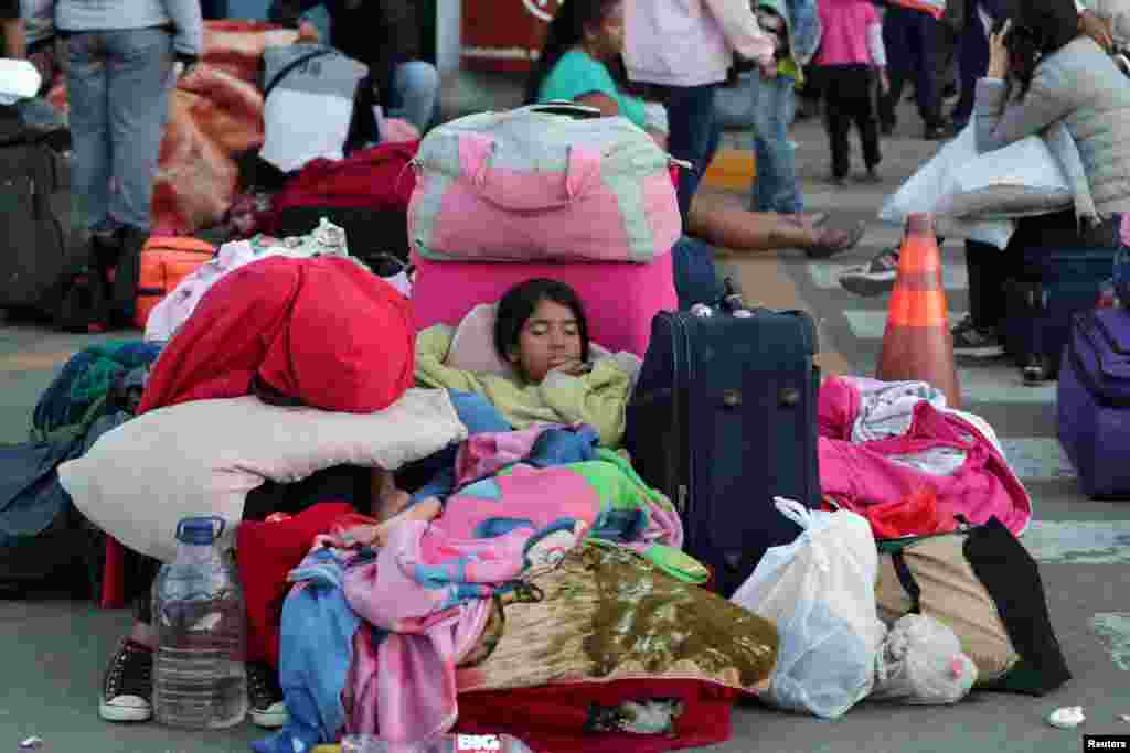 Anak-anak Venezuela tidur di Pusat Layanan Perbatasan Dwikebangsaaan di Tumbes, Peru, setelah berlakunya undang-undang migrasi yang baru yang ditegakkan untuk seluruh migran asal Venezuela berupa persyaratan untuk memiliki visa dan paspor yang masih berlaku, 15 Juni 2019.