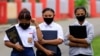 Para pelajar mengenakan masker untuk mencegah penularan virus corona 13 Juli 2020, sebagai ilustrasi. (Foto: Gusti Tanati/Antara Foto via Reuters)