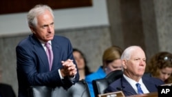 El senador republicano Bob Corker, a la izquierda y el senador demócrata Ben Cardin, son los miembros de más alto rango en la Comisión de Relaciones Exteriores del Senado. Foto de archivo. July 23, 2015.