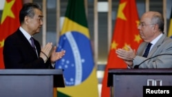 资料照片: 2024年1月19日中国外交部长王毅在巴西巴西利亚伊塔马拉蒂宫和巴西外交部长毛罗·维埃拉会晤