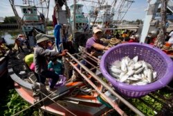 Para nelayan di Teluk Thailand, Provinsi Samut Sakhon, sebelah barat Bangkok, 3 September 2013. (Foto: dok).