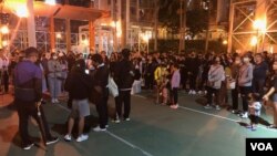 香港九龍東秀茂坪街坊舉行和你唱和你行活動 （美國之音海彥拍攝 ）