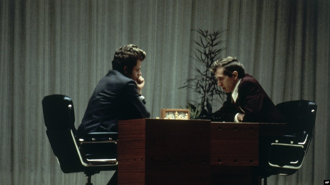Bobi Fišer (D) i Boris Spaski u Rejkjaviku, 31. avgust 1972. (AP Photo/J. Walter Green)