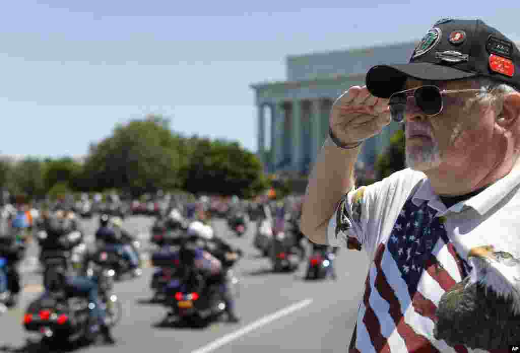 Saludo al desfile de motos "Rolling Thunder".