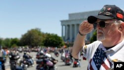 Washington'da savaşlarda ölen Amerikan askerlerini anma gününde saygı duruşunda bulunan bir eski muharip