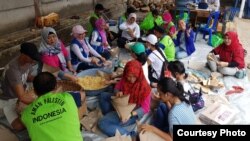 Dua puluhan relawan perempuan bekerja keras di dapur umum di kecamatan Narmada, Lombok Barat NTB menyiapkan 2.000-3.000 nasi bungkus per hari untuk 21 titik pengungsian. (Foto: Baiq Ratu Diyah Ganefi/DPD Dapil NTB)