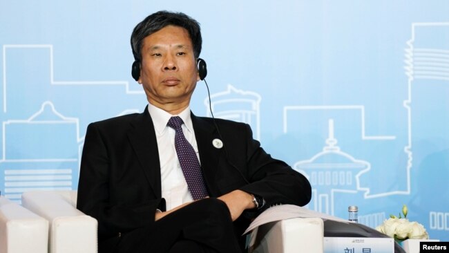中国财政部长刘坤2018年5月28日在上海出席新开发银行（又称金砖国家开发银行）第三届年会。