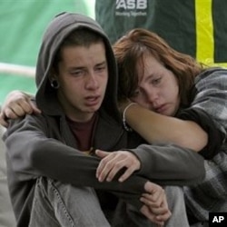 Kent Manning, 15 ans, et sa soeur Libby Manning, 18 ans, attendent des nouvelles de leur mère ensevelie sous les ruines d'un immeuble de Christchurch