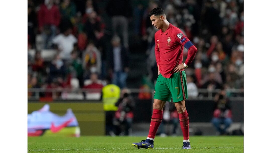 Reakcija portugalskog reprezentativca Kristijana Ronalda nakon što je Srbija u 90. minutu postigla gol i plasirala se na Svetsko prvenstvo, u Lisabonu, Portugal, 14. novembra 2021.