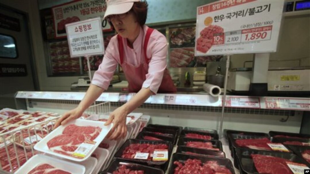 Seorang karyawan toko 'Lotte Mart' di Seoul menata ulang rak penjualan daging sapi domestik (25/4). Dua pedagang besar Korsel, termasuk Lotte Mart menghentikan penjualan daging dari AS sebagai reaksi atas isu penyakit sapi gila di California.