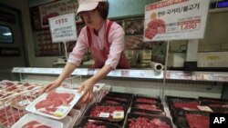 Seorang karyawan toko 'Lotte Mart' di Seoul menata ulang rak penjualan daging sapi domestik (25/4). Dua pedagang besar Korsel, termasuk Lotte Mart menghentikan penjualan daging dari AS sebagai reaksi atas isu penyakit sapi gila di California.