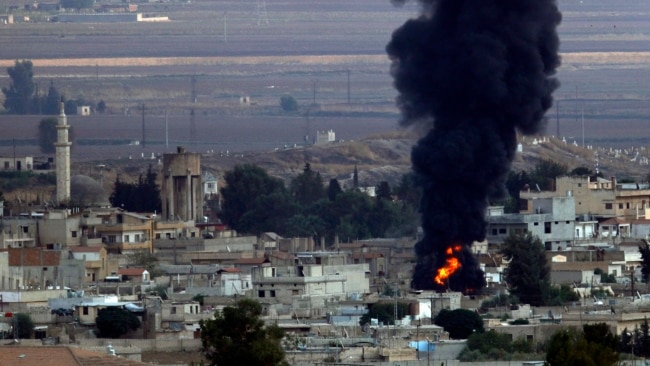 土耳其轰炸后叙利亚边境城市冒出的浓烟