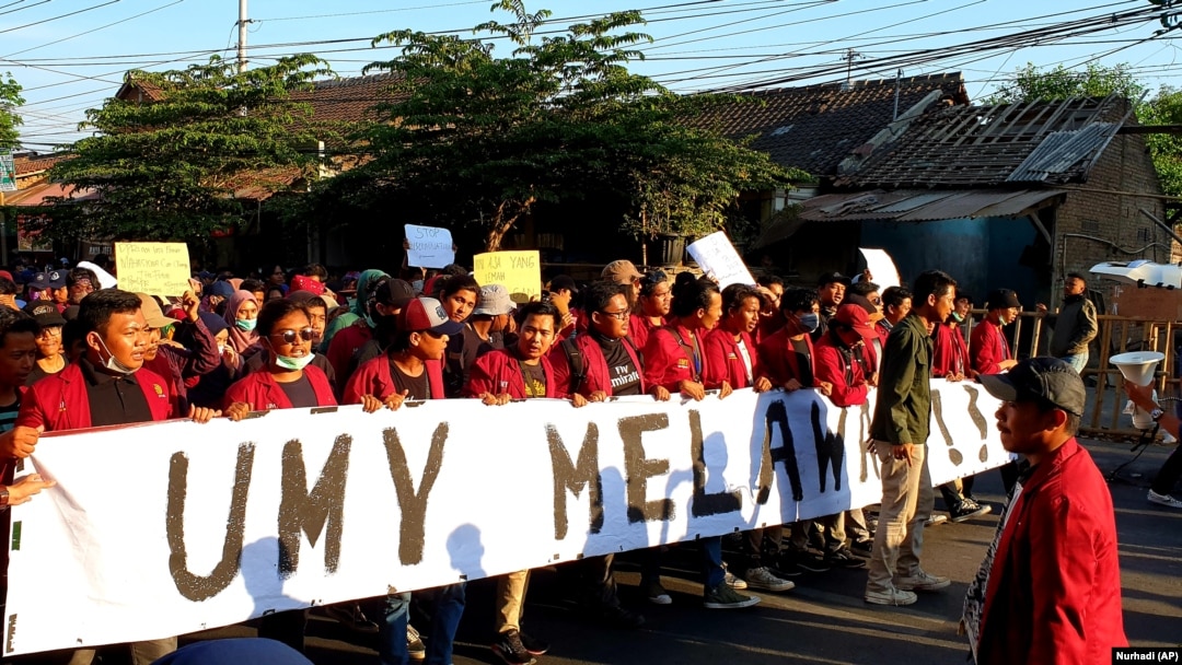 Di tengah tren kekerasan berbagai demo di Indonesia, di Yogya aksi berjalan damai. (Foto:VOA/ Nurhadi)