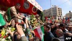 Miles de personas asistieron a los funerales de los siete miembros del Cuerpo de la Guardia Revolucionaria Islámica muertos en un ataque que destruyó el consulado de Irán en Damasco, en Siria.
