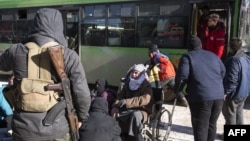 Người Syria chuẩn bị di tản khỏi các khu vực do phe nổi dậy kiểm soát ở Aleppo, Syria, 15/12/2016.