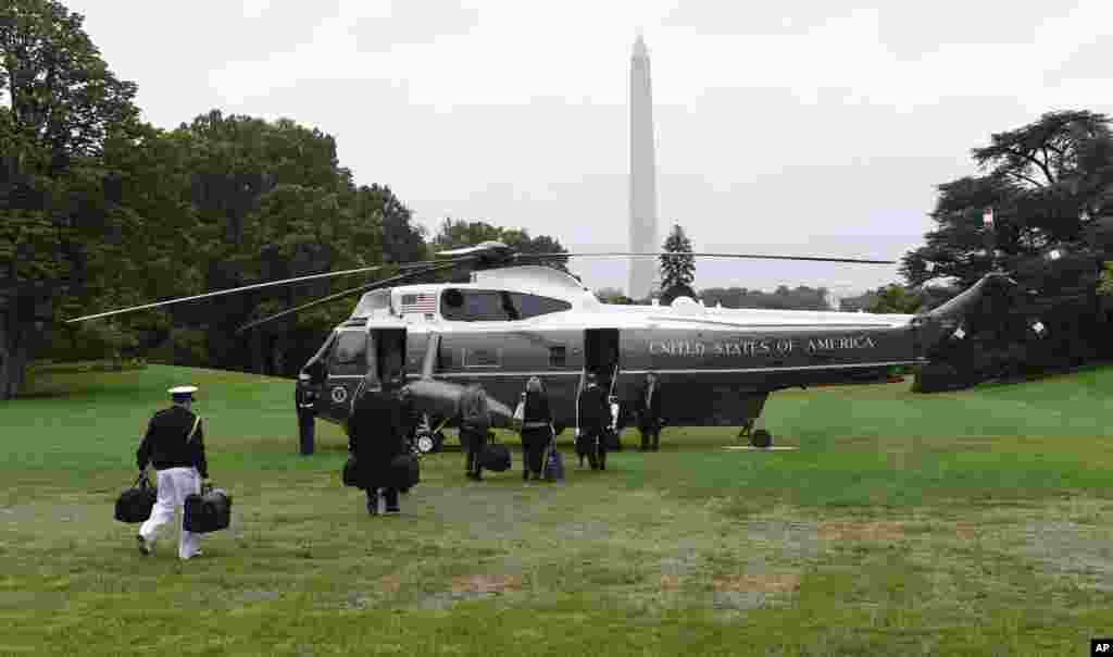 Các nhân viên cấp cao của Mỹ tháp tùng Tổng thống Obama đi ra chiếc máy bay lên thẳng Marine One trong khuôn viên Nhà Trắng hôm 21/5.