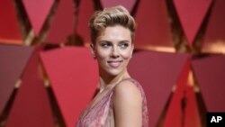 Scarlett Johansson saat menghadiri malam penghargaan Oscars di Dolby Theatre, Los Angeles, 26 Februari 2017. (Foto: dok).