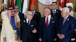 به ترتیب از چپ: پادشاه سعودی، رئیس جمهوری تونس، پادشاه اردن، رئیس تشکیلات خودگردان فلسطینی - نشست سران اتحادیه عرب ۱۱ فروردین ۱۳۹۸ تونس