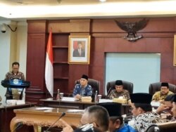 Menteri Agama Fachrul Razi (tengah) dalam jumpa pers di kantornya, Rabu, 4 Maret 2020. (Foto: VOA/Fathiyah)