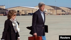 Teresa Heinz Kerry junto a su esposo el secretario de Estado, John Kerry en una foto tomada el pasado 6 de abril de 2013 en la base aérea Andrews de la Fuerza Aérea estadounidense.