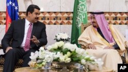 El príncipe saudi, Salman bin Abdul Aziz Al Saud, conversa con el presidente venezolano, Nicolás Maduro, en Riad, Arabia Saudita.