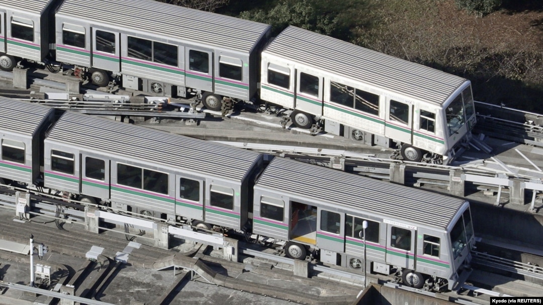 Kereta Nippori-Toneri Liner sedikit tergelincir setelah gempa mengguncang wilayah Tokyo malam sebelumnya di Tokyo, Jepang dalam foto ini diambil oleh Kyodo, 8 Oktober 2021. (Foto: Kyodo/via REUTERS)