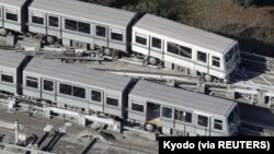 Kereta Nippori-Toneri Liner sedikit tergelincir setelah gempa mengguncang wilayah Tokyo malam sebelumnya di Tokyo, Jepang dalam foto ini diambil oleh Kyodo, 8 Oktober 2021. (Foto: Kyodo/via REUTERS)