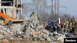 우크라이나 도네츠크 마키우카에서 러시아군 임시막사가 포격으로 파괴됐다.
