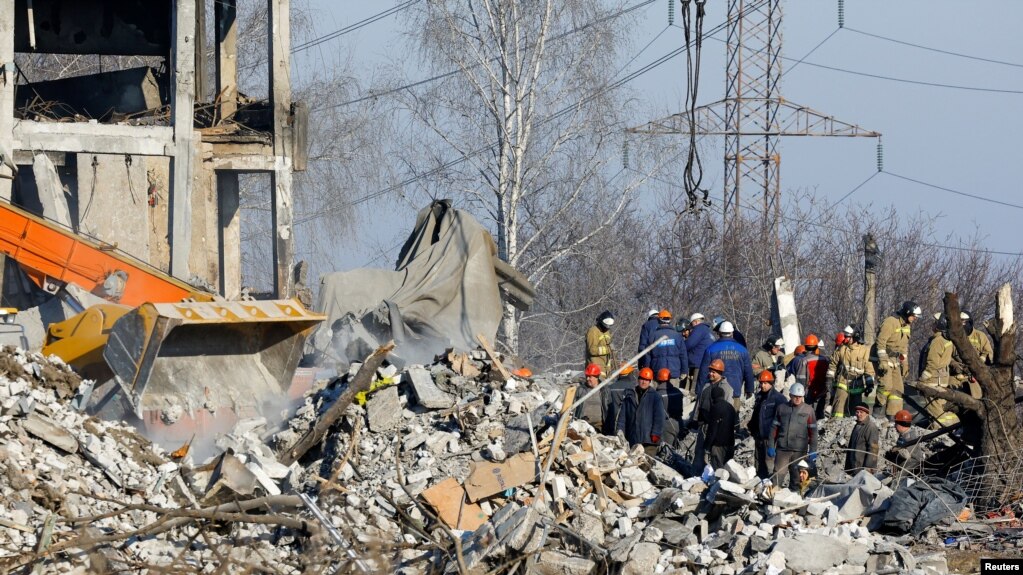 乌克兰的马基夫卡最近遭炮击后的现场。(photo:VOA)