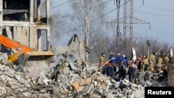 Ekipe raščišćavaju ruševine zgrade u Makivki u kojoj su bili smješteni ruski vojnici (Foto: REUTERS/Alexander Ermochenko)