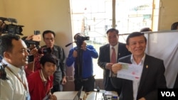 Kem Sokha, vice president of opposition CNRP shows his voter registration slip in a voter registration office in Phnom Penh’s Mean Chey on Wednesday, October 05, 2016. ( Kann Vicheika/VOA Khmer) 