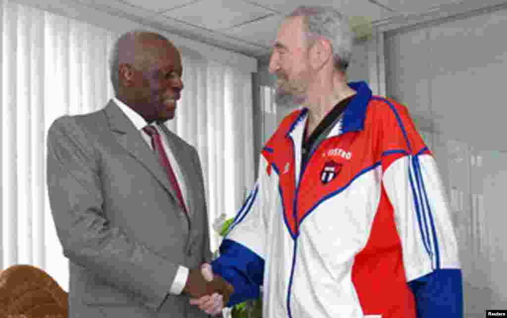 Fidel Castro (então Presidente de Cuba) e o Presidente de Angola, José Eduardo dos Santos, apertam as mãos durante uma reunião em Havana, 22 de Setembro de 2007.