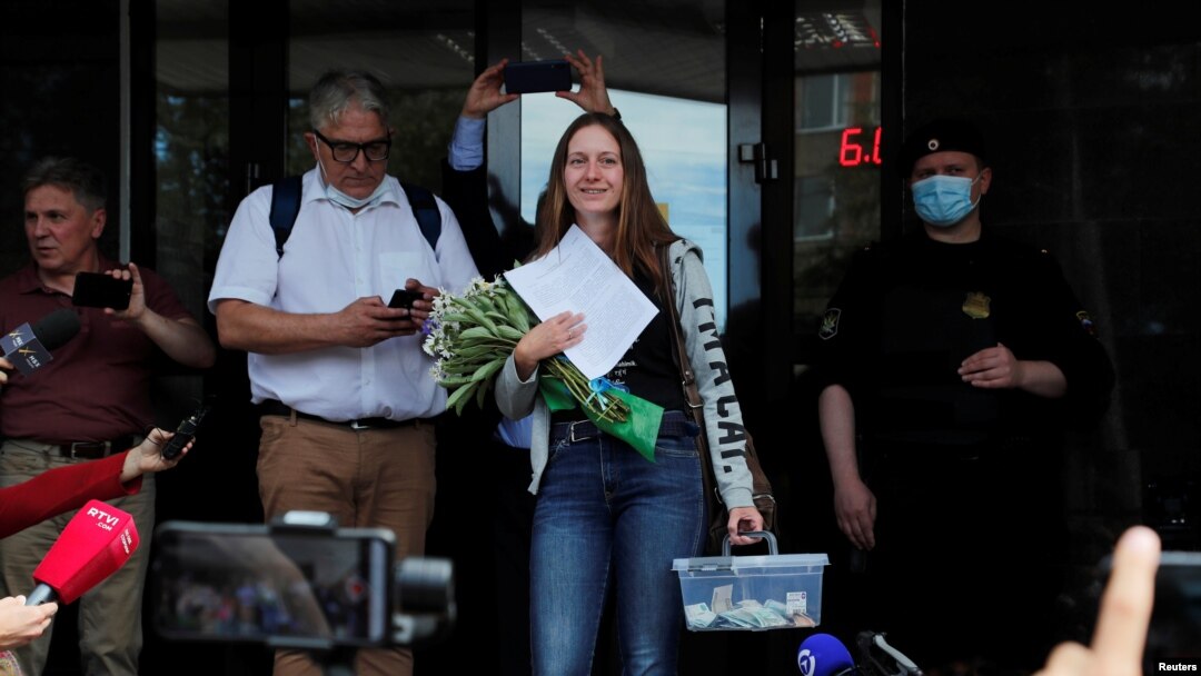 Russian journalist Svetlana Prokopyeva leaves after a court hearing in Pskov, Russia July 6, 2020. A Russian court pronounced Prokopyeva guilty of justifying terrorism and handed down a fine of 500,000 roubles. REUTERS/Anton Vaganov