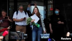 Russian journalist Svetlana Prokopyeva leaves after a court hearing in Pskov, Russia July 6, 2020. A Russian court pronounced Prokopyeva guilty of justifying terrorism and handed down a fine of 500,000 roubles. REUTERS/Anton Vaganov