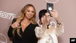 Archivo -Diane Warren se toma una 'selfie' junto a Mariah Carey. 11 Oct. 2019.