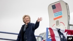 美國總統候選人希拉里·克林頓抵達科羅拉多州的機場，準備參加競選大會（2016年10月12日）