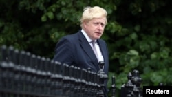 Tokoh favorit kalangan konservatif dan pendukung keluarnya Inggris dari Uni Eropa, Boris Johnson di depan rumahnya di London, Inggris (27/6). 