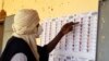 Un homme vérifie la liste des électeurs dans un bureau de vote lors des élections législatives à Gao, au Mali, le 29 mars 2020. (Photo: AFP)