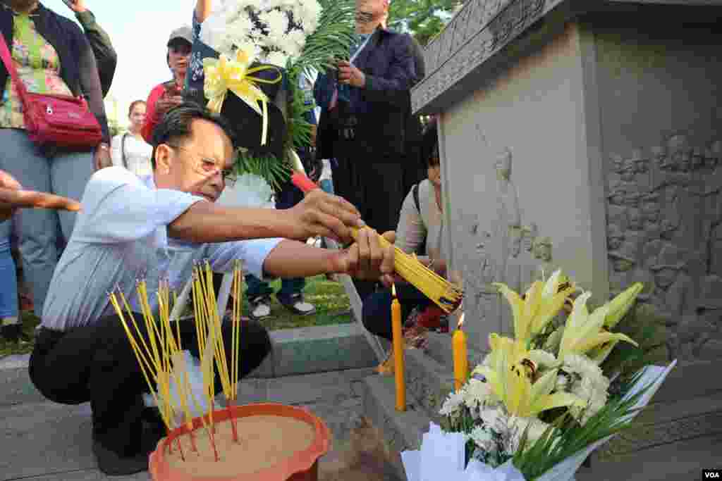 អ្នកចូលរួម​កំពុង​អុជធូប និង​គោរព​វិញ្ញាណ​ក្ខន្ធ​ លោក ជា វិជ្ជា អតីត​ប្រធាន​សហជីព​សេរីកម្មករ​ ដែល​ត្រូវ​បាន​គេ​បាញ់​សម្លាប់​កាល​ពី​១៥​ឆ្នាំ​មុន នៅ​ខាង​​មុខ​រូប​សំណាក​របស់​លោក ​ក្បែរ​វិមាន​ឯករាជ្យ​ នៅរាជធានីភ្នំពេញ ​នា​ថ្ងៃ​ទី២២​ ខែ​មករា​ ឆ្នាំ២០១៨។&nbsp;(កាន់​&nbsp;វិច្ឆិកា/VOA)