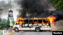 Un autobús incendiado por pistoleros del cártel para bloquear una carretera, estado de Sinaloa, México, 17 de octubre de 2019. REUTERS