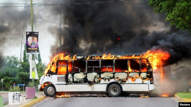 Un autobús incendiado por pistoleros del cártel para bloquear una carretera, estado de Sinaloa, México, 17 de octubre de 2019. REUTERS