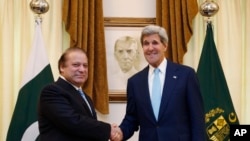 ລັດຖະມົນຕີການຕ່າງປະເທດ ສຫລ ທ່ານ John Kerry (ຂວາ) ຈັບມືກັບນາຍົກລັດຖະມົນຕີປາກິສຖານ ທ່ານ Nawaz Sharif ທີ່ນະຄອນຫຼວງອິສລາມາບັດ (1 ສິງຫາ 2013)