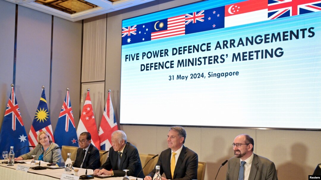 Dialog Shangri-La untuk Pertemuan Konferensi Pers Gabungan Menteri Pertahanan (FDMM) Five Power Defense Arrangements (FPDA) di Singapura, 31 Mei 2024. (REUTERS/Caroline Chia)