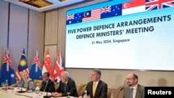 Dialog Shangri-La untuk Pertemuan Konferensi Pers Gabungan Menteri Pertahanan (FDMM) Five Power Defense Arrangements (FPDA) di Singapura, 31 Mei 2024. (REUTERS/Caroline Chia)