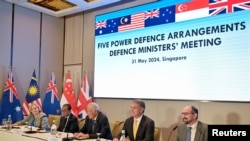 (ki-ka) Menteri Pertahanan (Menhan) Selandia Baru Judith Collins, Menhan Malaysia Mohamed Khaled Nordin, Menhan Singapura Ng Eng Hen, Menhan Australia Richard Marles dan Dirjen Inggris Paul Wyatt menghadiri Shangri-La Dialogue di Singapura, 31 Mei 2024. (Foto: Reuters)