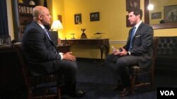 Andre Carson u razgovaru sa Ajdinom Muratovićem, novinarom Glasa Amerike