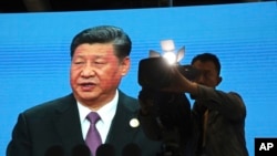 一名摄影记者在直播中国国家主席习近平2019年4月26日在北京举行的第二届一带一路高峰论坛开幕式上的讲话。