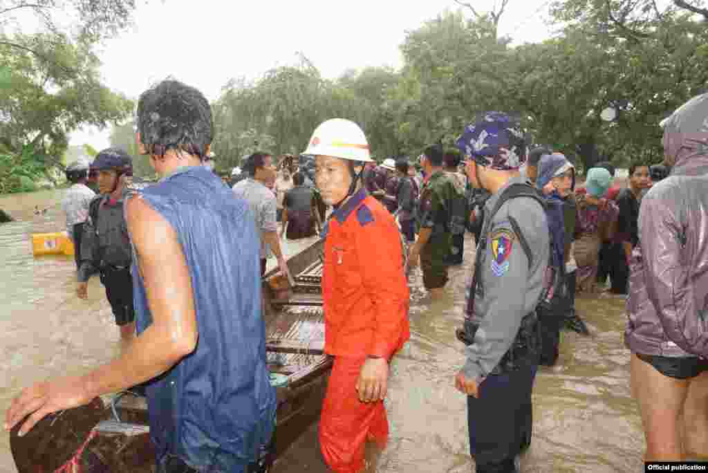 မကွေးတိုင်းဒေသကြီး၊ မင်းဘူးခရိုင် ပွင့်ဖြူမြို့နယ်ရေကြီး။ သတင်းဓာတ်ပုံ MOI