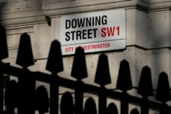 Penunjuk jalan Downing Street di London, Inggris, 17 Januari 2022. (AP)