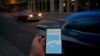 Un ciudadano cubano observa un mapa de la Isla en una aplicación móvil, en las calles de La Habana, el 21 de febrero de 2019.